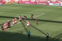 格列兹曼争议动作：足球比赛中干扰门将判罚引发热议